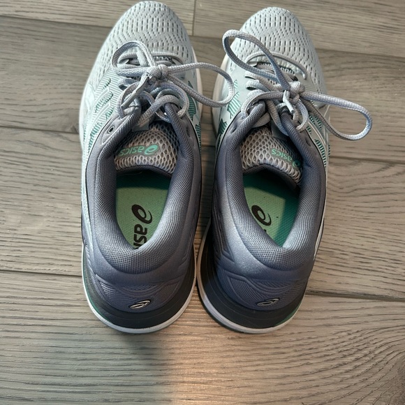 Gray oasis sneakers size 8.5 - Picture 2 of 4